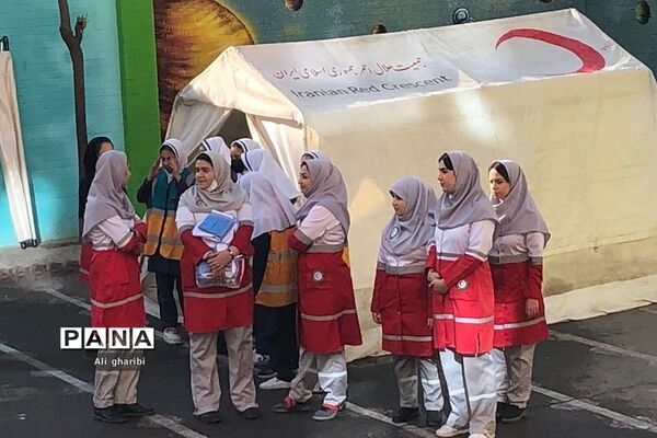 برگزاری مانور سراسری زلزله در دبستان هجده دی ناحیه 2 ری