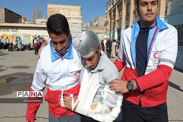 آیین نمادین مانور زلزله در دبیرستان شهید مطهری شهرستان فیروزکوه