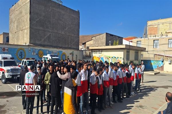 آیین نمادین مانور زلزله در دبیرستان شهید مطهری شهرستان فیروزکوه