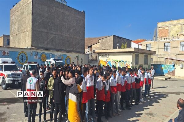 آیین نمادین مانور زلزله در دبیرستان شهید مطهری شهرستان فیروزکوه