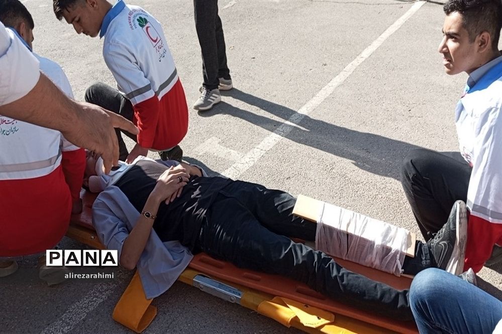 آیین نمادین مانور زلزله در دبیرستان شهید مطهری شهرستان فیروزکوه