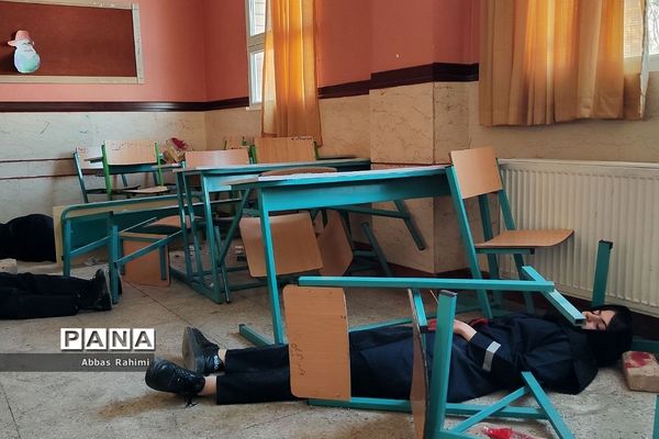 بیست‌وپنجمین مانور زلزله در مدرسه سحر پاکدشت