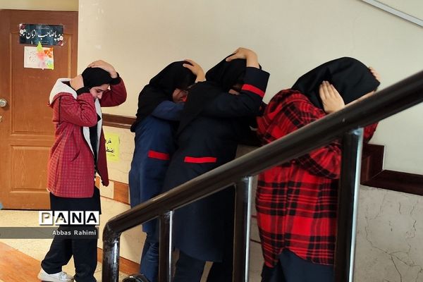 بیست‌وپنجمین مانور زلزله در مدرسه سحر پاکدشت