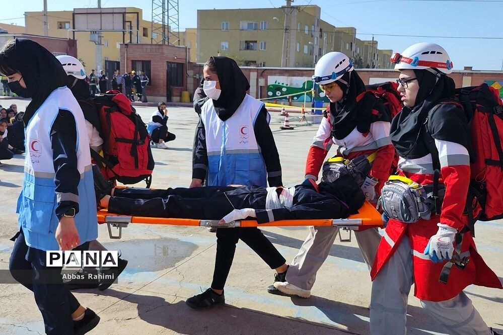 بیست‌وپنجمین مانور زلزله در مدرسه سحر پاکدشت