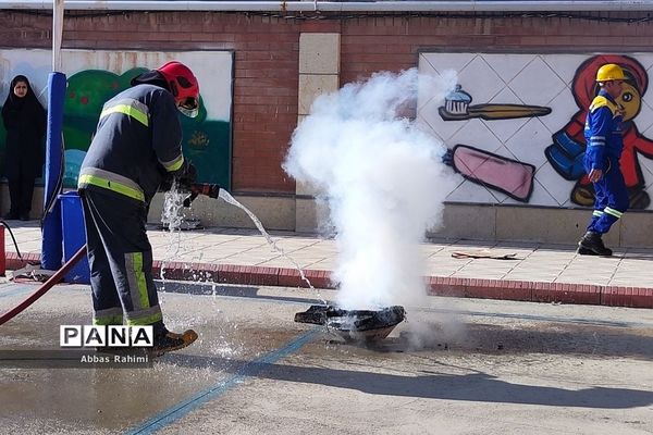 بیست‌وپنجمین مانور زلزله در مدرسه سحر پاکدشت