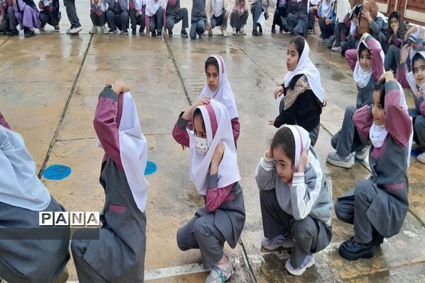بیست و پنجمین مانور زلزله و ایمنی در دبستان دخترانه حضرت رقیه آزادمون‌ محمودآباد