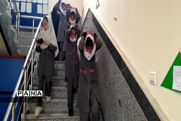 بیست و پنجمین مانور زلزله و ایمنی در دبستان دخترانه حضرت رقیه آزادمون‌ محمودآباد