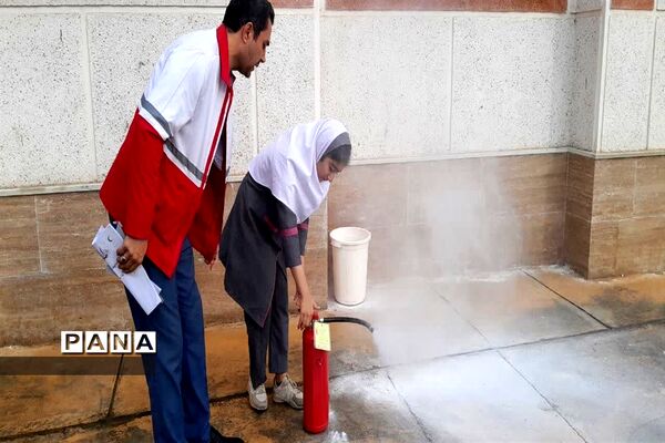 بیست و پنجمین مانور زلزله و ایمنی در دبستان دخترانه حضرت رقیه آزادمون‌ محمودآباد