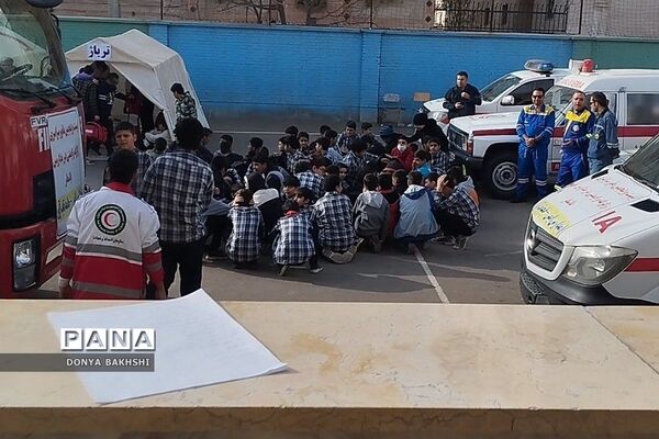 برگزاری مانور زلزله درمدارس کهریزک و باقرشهر