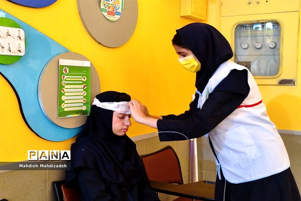 بیست و پنجمین مانور سراسری زلزله در دبیرستان آرمینه مصلی نژاد