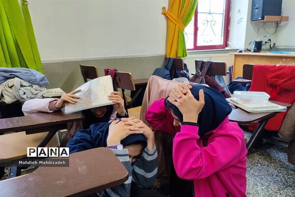 بیست و پنجمین مانور سراسری زلزله در دبیرستان آرمینه مصلی نژاد