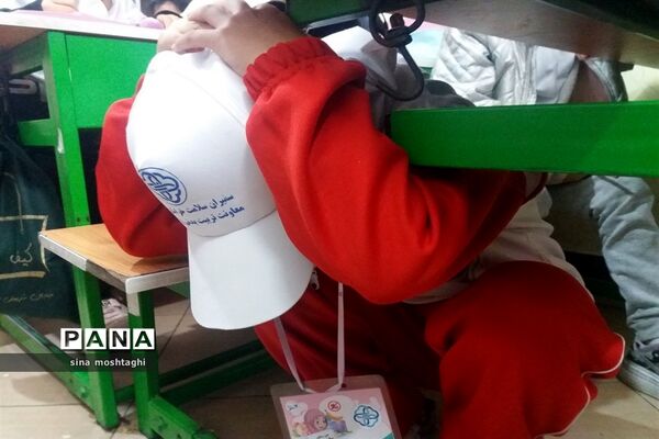 اجرای مانور زلزله همزمان با سراسر  کشور دبستان  مهر راستین شهرستان بجنورد