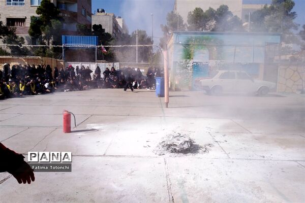 مانور زلزله و ایمنی در دبیرستان حاج علی اکبر گراشی ناحیه 3 شیراز