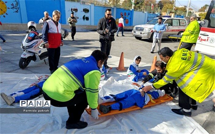 مانور سراسری زلزله با شعار "هر خانواده یک امدادگر" در کرمانشاه/فیلم