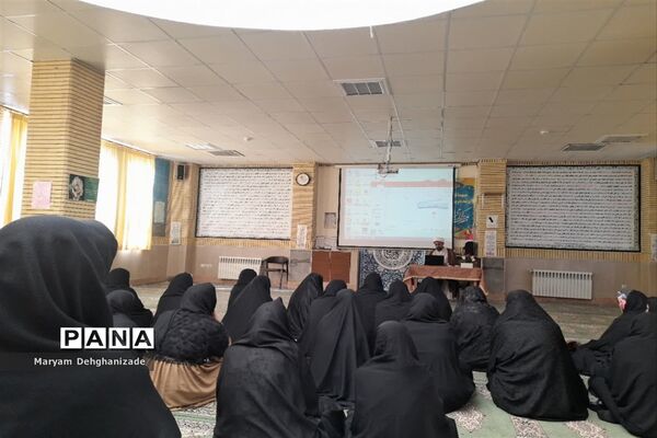 جلسه اولیا و دانش‌آموزان در دبیرستان نمونه محبوبی مهریز