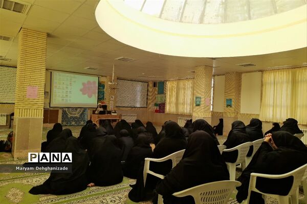 جلسه اولیا و دانش‌آموزان در دبیرستان نمونه محبوبی مهریز