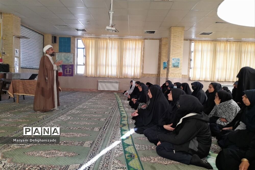 جلسه اولیا و دانش‌آموزان در دبیرستان نمونه محبوبی مهریز