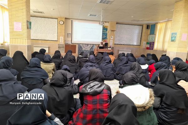 جلسه اولیا و دانش‌آموزان در دبیرستان نمونه محبوبی مهریز