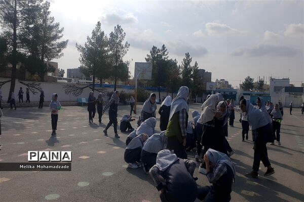 برگزاری کارگاه آموزشی مانور زلزله ویژه دانش‌آموزان و والدین دبستان معلم  و هدف شهرستان کاشمر