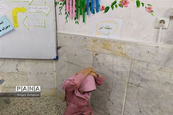 برگزاری کارگاه آموزشی مانور زلزله ویژه دانش‌آموزان و والدین دبستان معلم  و هدف شهرستان کاشمر