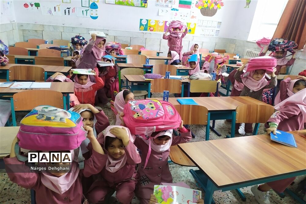 برگزاری کارگاه آموزشی مانور زلزله ویژه دانش‌آموزان و والدین دبستان معلم  و هدف شهرستان کاشمر