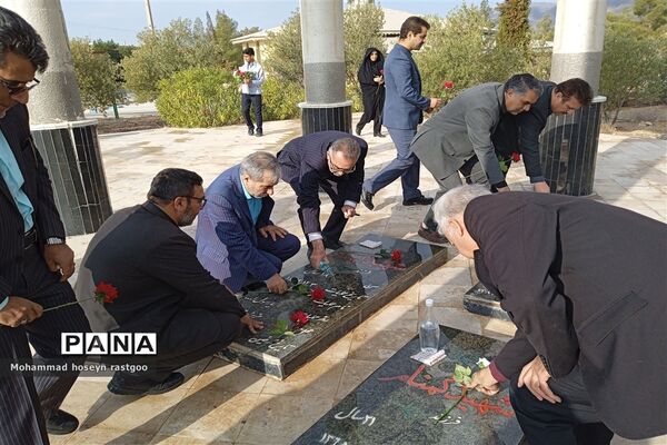 غبا‌رروبی مزار شهدای گمنام دانشگاه آزاد اسلامی واحد کاشمر