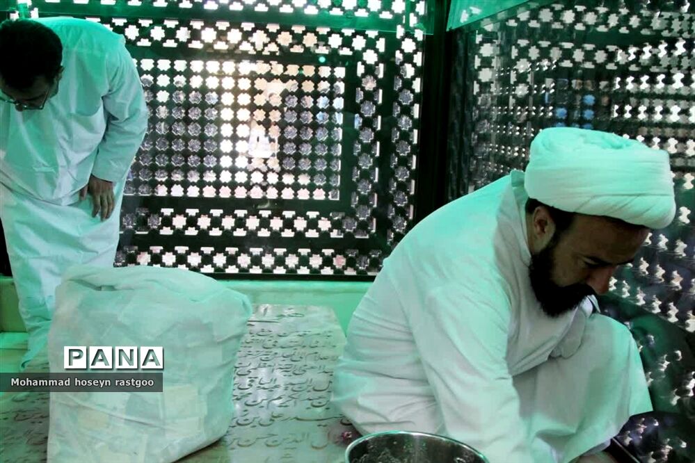 غبارروبی مرقد مطهر شهید آیت الله مدرس (ره)
