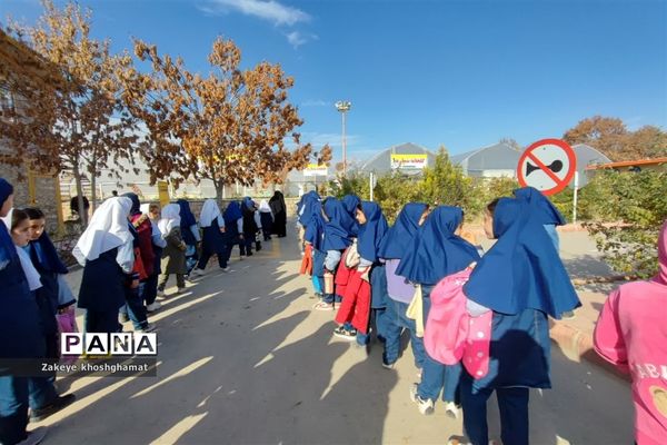 بازدید دانش‌آموزان مدرسه شهید خاقانی شیروان از بوستان ترافیک و گلخانه گل و گیاه و دریافت کارت همیار پلیس