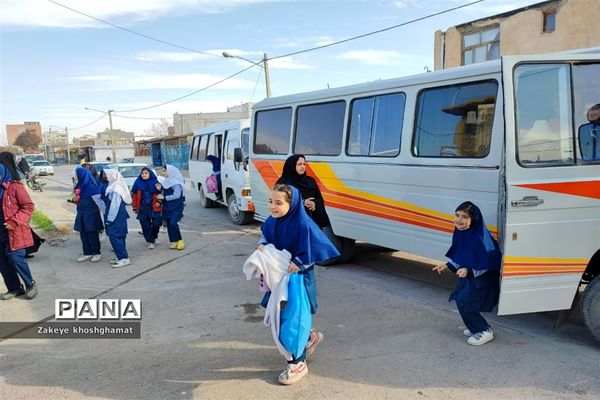بازدید دانش‌آموزان مدرسه شهید خاقانی شیروان از بوستان ترافیک و گلخانه گل و گیاه و دریافت کارت همیار پلیس