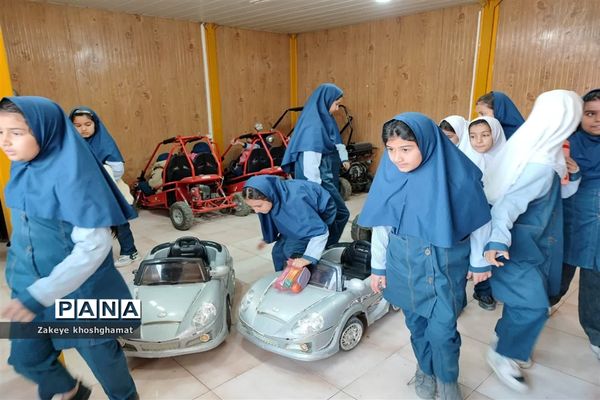 بازدید دانش‌آموزان مدرسه شهید خاقانی شیروان از بوستان ترافیک و گلخانه گل و گیاه و دریافت کارت همیار پلیس