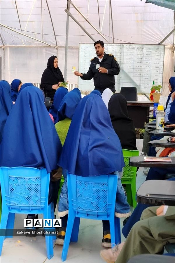 بازدید دانش‌آموزان مدرسه شهید خاقانی شیروان از بوستان ترافیک و گلخانه گل و گیاه و دریافت کارت همیار پلیس
