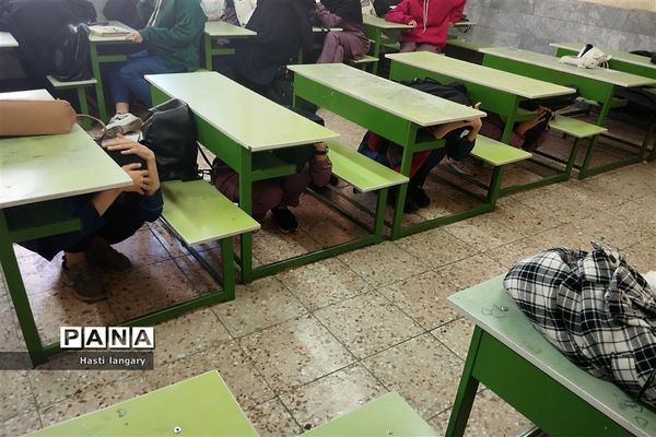 مانور زلزله در دبیرستان گلستان شهرستان مانه و سملقان
