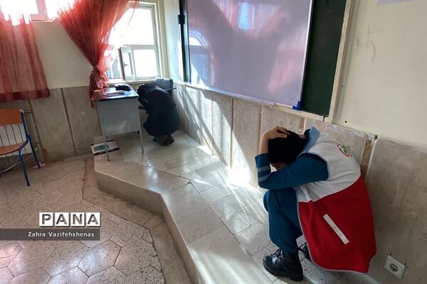 اجرای مانور پناهگیری ایمن و خروج اضطراری در دبیرستان شهید‌همت شهرستان شیروان