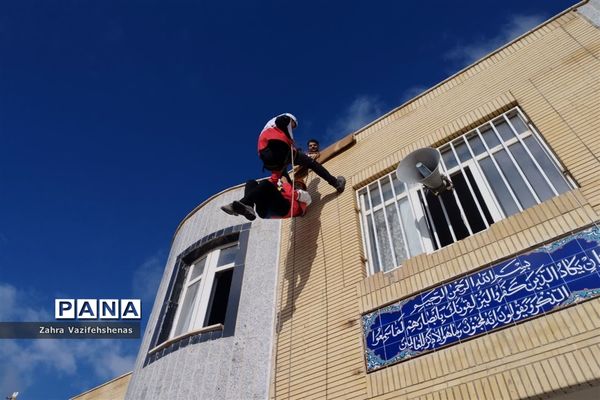 اجرای مانور پناهگیری ایمن و خروج اضطراری در دبیرستان شهید‌همت شهرستان شیروان