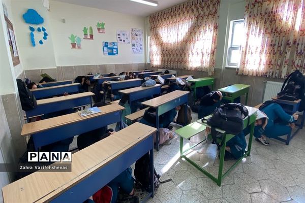 اجرای مانور پناهگیری ایمن و خروج اضطراری در دبیرستان شهید‌همت شهرستان شیروان
