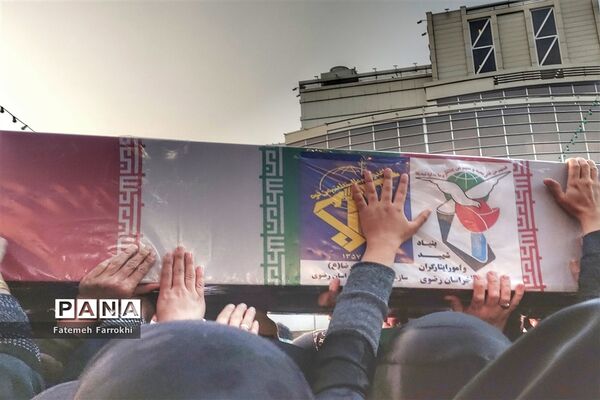 مراسم تشیع پیکر شهدای مدافع حرم خان‌طومان از مهدیه مشهد به سمت حرم مطهر رضوی