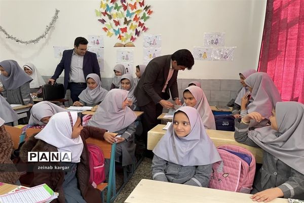 بازدید مدیر آموزش و پرورش از آموزشگاه شهدای شهرستان میبد