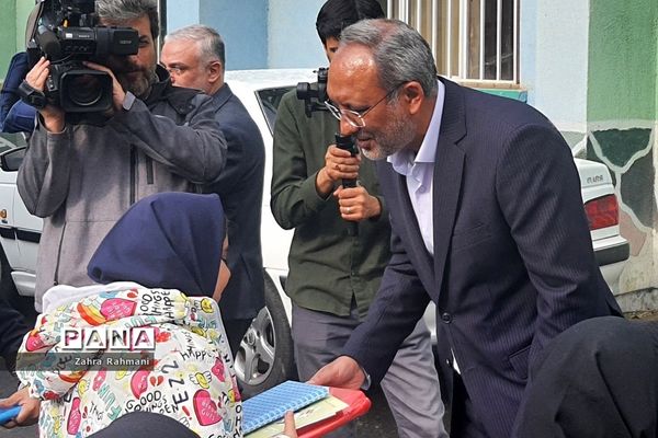 مراسم آشنایی با بیمه در دبستان توحید ناحیه یک شهرری