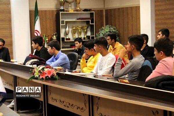 جلسه هم اندیشی انجمن اسلامی دانش‌آموزان ناحیه یک بهارستان