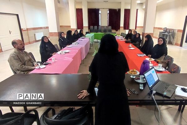 کارگاه توانمندسازی دبیران درس تفکر و سبک زندگی شهرستان پردیس در راستای تحقق طرح سپهر دانش و معرفت