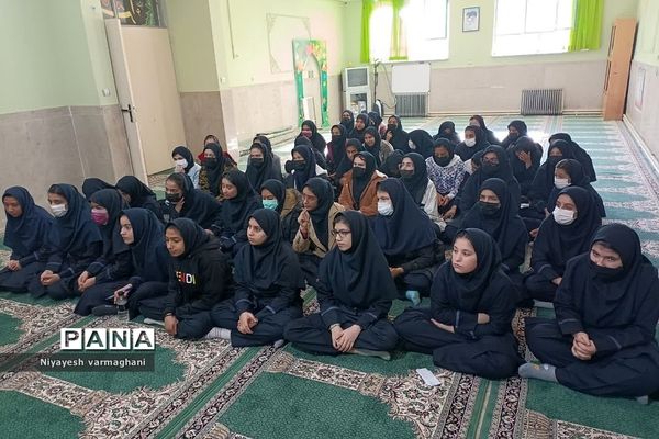نشست صمیمی امام جمعه بخش رودهن با دانش‌آموزان دبیرستان دخترانه سادات رودهن