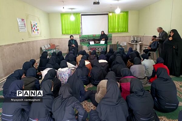 نشست صمیمی امام جمعه بخش رودهن با دانش‌آموزان دبیرستان دخترانه سادات رودهن