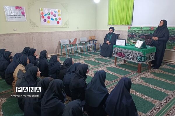 نشست صمیمی امام جمعه بخش رودهن با دانش‌آموزان دبیرستان دخترانه سادات رودهن