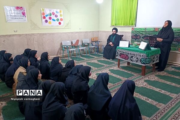 نشست صمیمی امام جمعه بخش رودهن با دانش‌آموزان دبیرستان دخترانه سادات رودهن