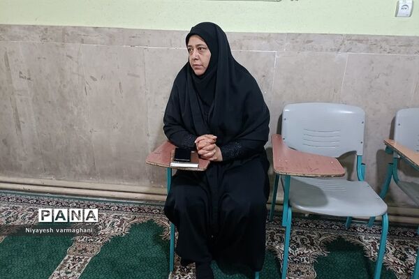 نشست صمیمی امام جمعه بخش رودهن با دانش‌آموزان دبیرستان دخترانه سادات رودهن