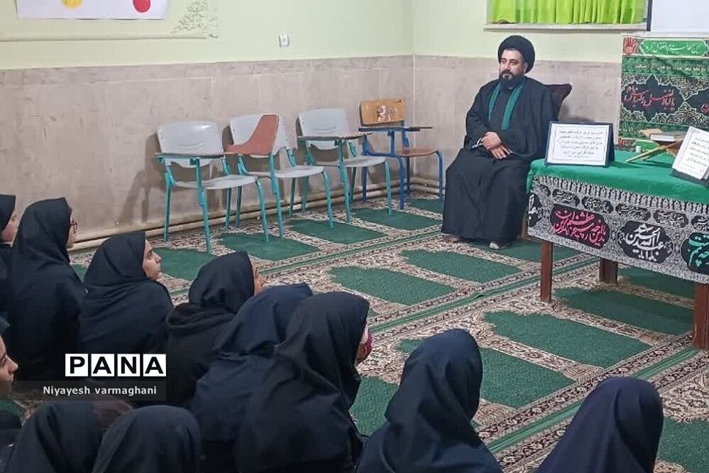 نشست صمیمی امام جمعه بخش رودهن با دانش‌آموزان دبیرستان دخترانه سادات رودهن