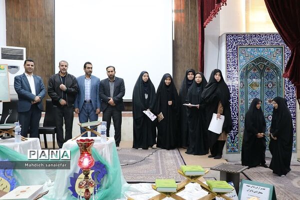 تقدیر از فرزندان شهدا و برگزیدگان مسابقات قرآنی در آموزشگاه ندای فاطمه(س) ناحیه دو ری