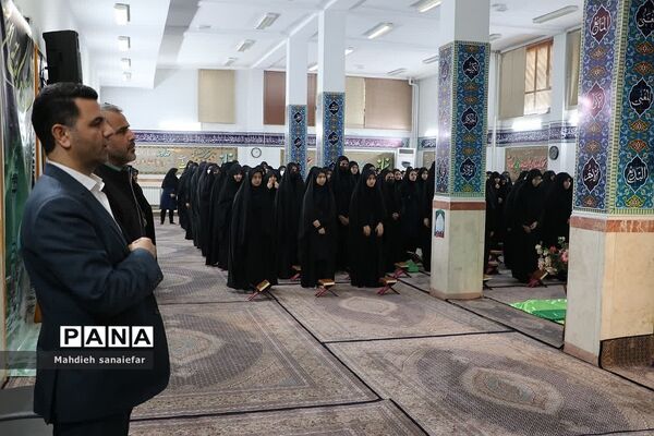 تقدیر از فرزندان شهدا و برگزیدگان مسابقات قرآنی در آموزشگاه ندای فاطمه(س) ناحیه دو ری