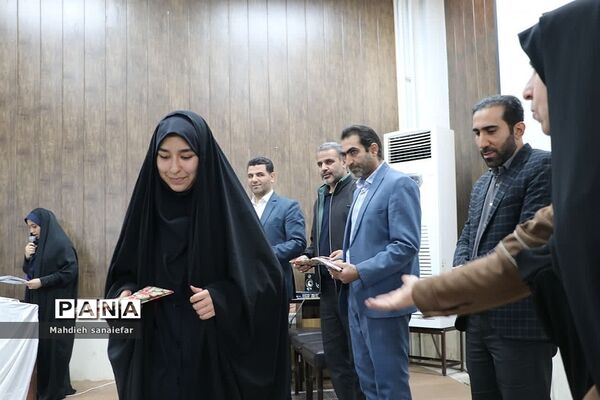 تقدیر از فرزندان شهدا و برگزیدگان مسابقات قرآنی در آموزشگاه ندای فاطمه(س) ناحیه دو ری