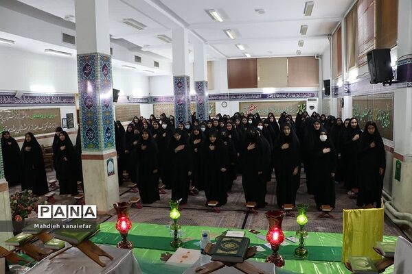 تقدیر از فرزندان شهدا و برگزیدگان مسابقات قرآنی در آموزشگاه ندای فاطمه(س) ناحیه دو ری
